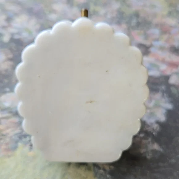 Vintage Plastic Clam Shell Ring Box - Picture 9 of 10